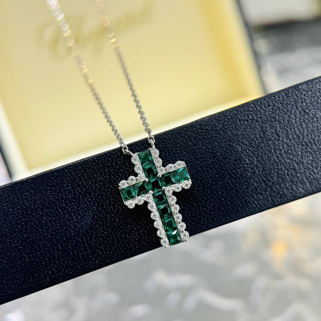 A4147 New European and American style square diamond emerald cross small necklac