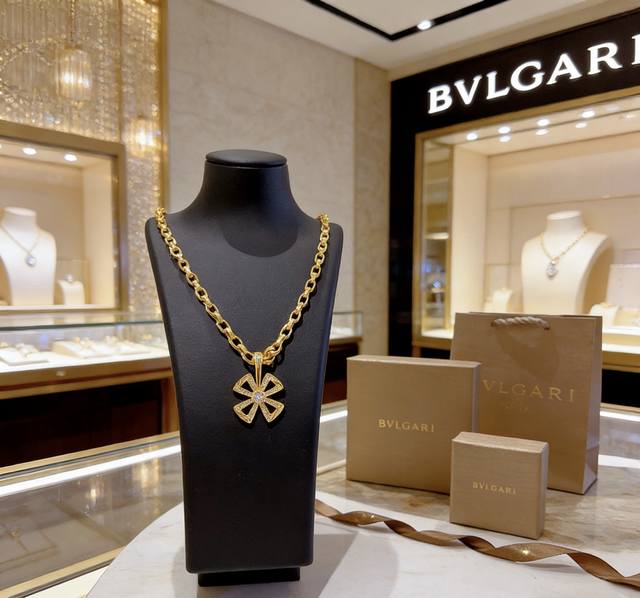 Bulgari necklace in V gold. From the Bulgari Divas' Dream collection, this neckl