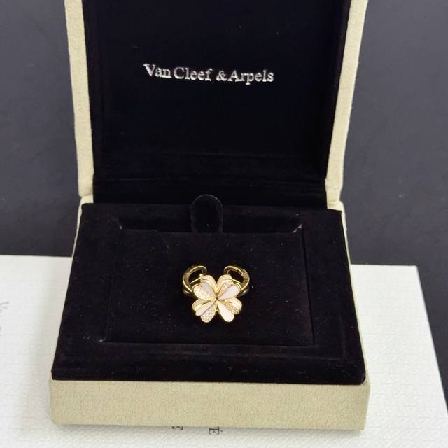 Exquisite Original Van Cleef & Arpels Four-Leaf Clover Ring, a classic design, s