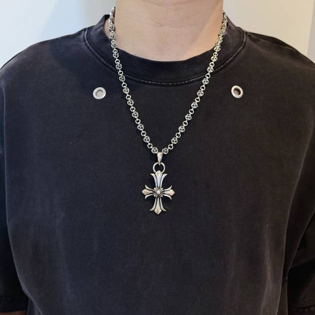 New boutique quality Chrome Hearts classic retro floral ball necklace. The cross