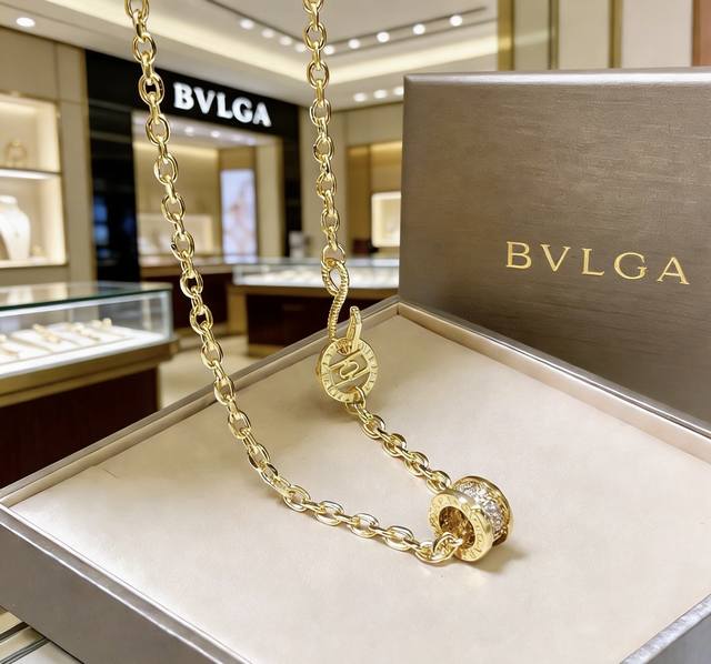 Bulgari necklace in V gold. From the Bulgari Divas' Dream collection, this neckl