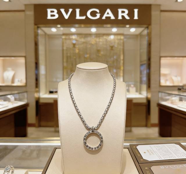 Bulgari necklace in 18K gold. From the Bulgari Divas' Dream collection, this nec