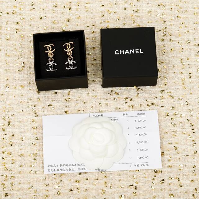 250840 We offer Zp6890, bulk inquiries welcome. Small Chanel-style two-tone doub