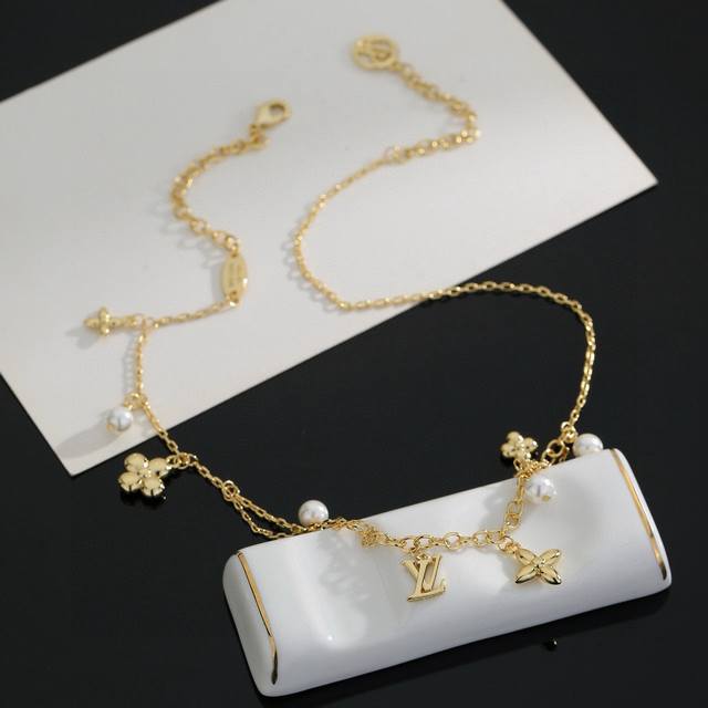 Louis Vuitton necklace, crafted with exquisite skill, embodies the dazzling LV T