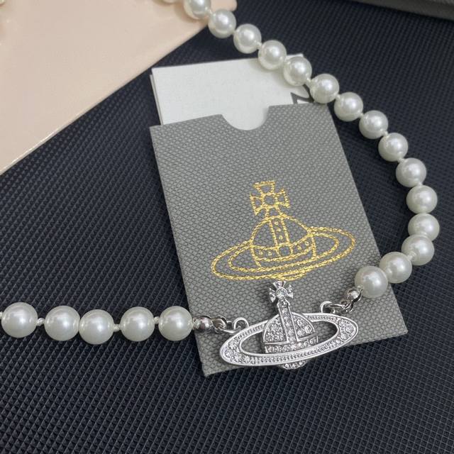 UK proxy purchase: Vivienne Westwood Saturn pearl necklace. Elegant and sophisti