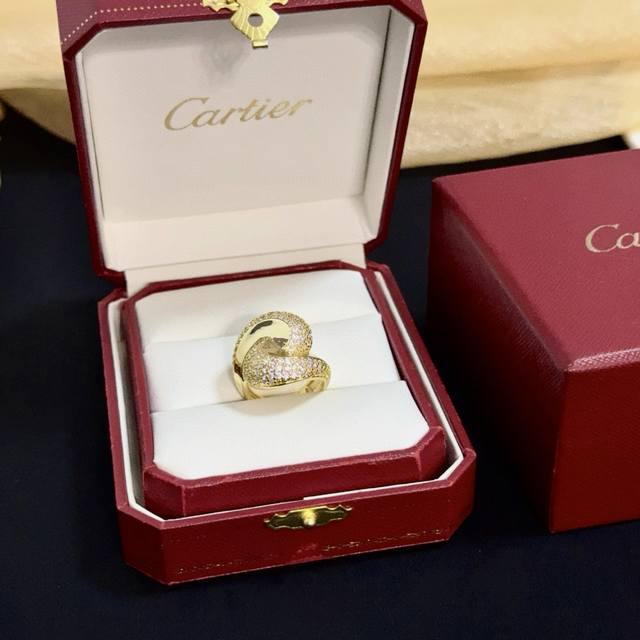 Cartier Diamond Ring, High-End Custom Version. Diamond setting craftsmanship, V-