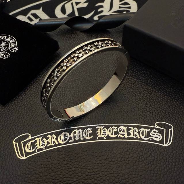 New boutique quality Chrome Hearts retro cross bracelet. The embossed design and