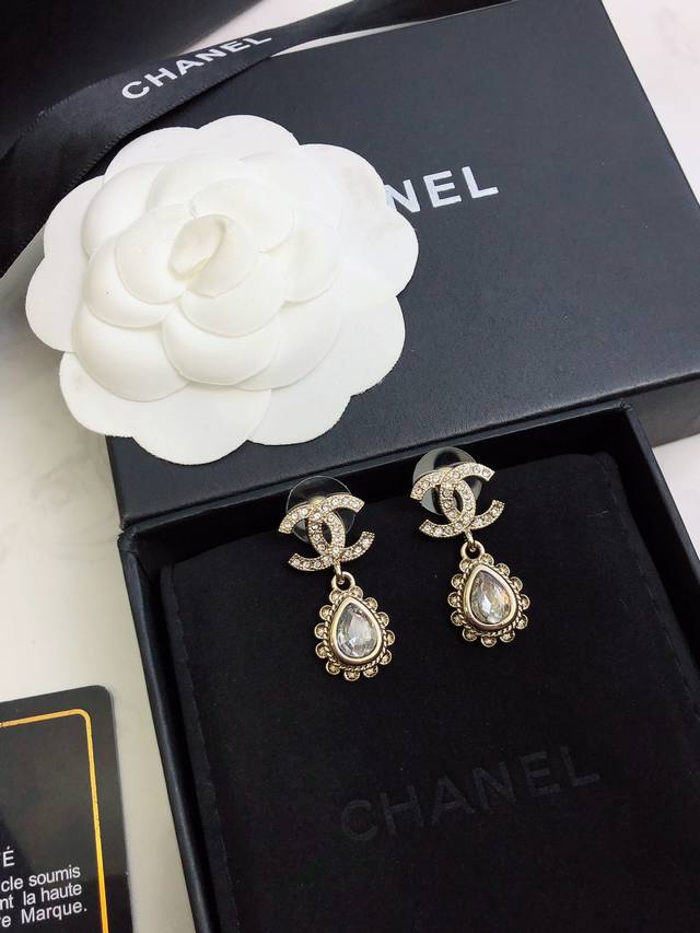 These double C dangling teardrop earrings are absolutely gorgeous! They look inc