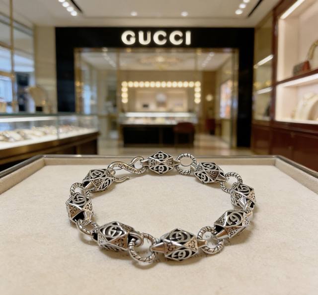 Newly released Gucci bracelet, a classic and exquisite design. The style and qua