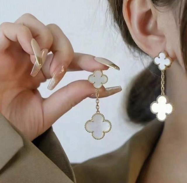 V Gold Material Vca White Mother-of-Pearl Double Flower Earrings DDD