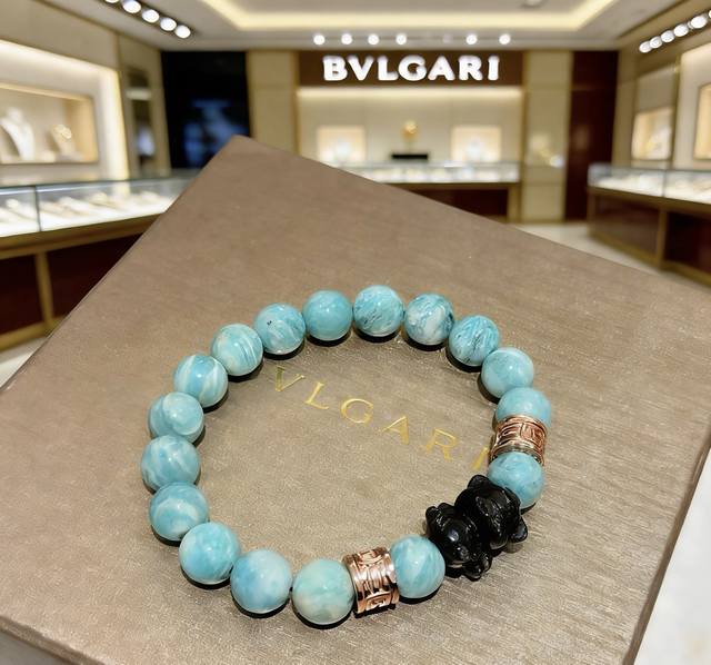 Bulgari bracelet in V gold, from the Bulgari Divas' Dream collection. Made with