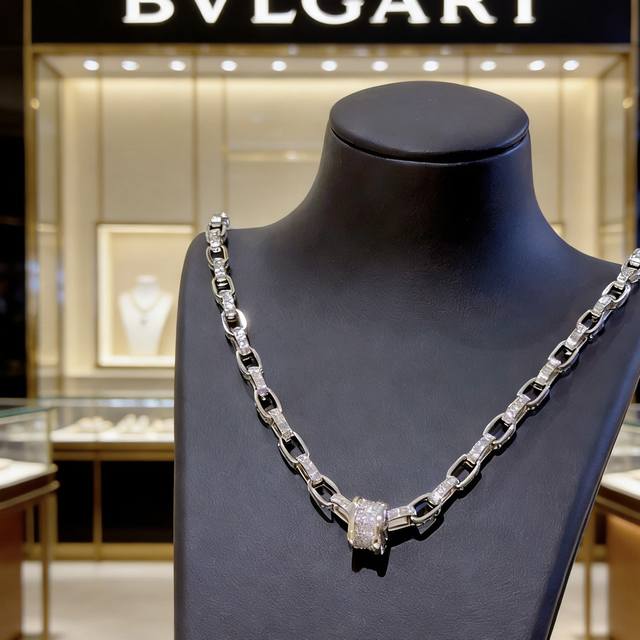 Bulgari necklace in V gold with logo. From the Bulgari Divas' Dream collection,