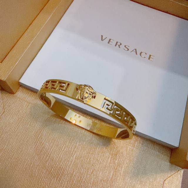 Versace Tumisa logo bracelet is stylish and cool, exuding a touch of unrestraine
