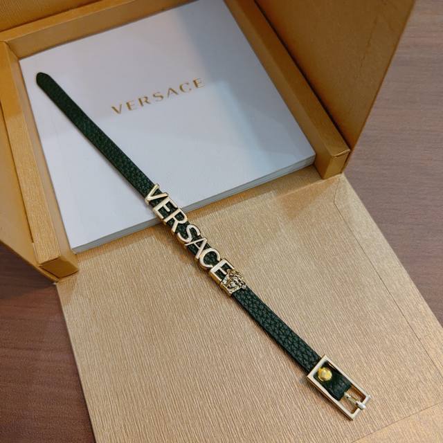 Versace Tumisa logo leather bracelet, stylish and cool, exuding a touch of unres