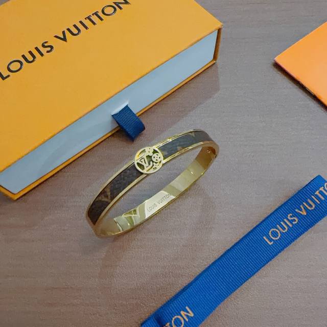 LV bracelet/bangle, new model, trendy and fashionable, suitable for both men and