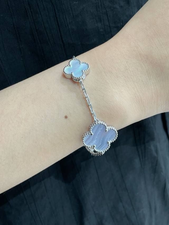 V gold Vca four-flower bracelet, a dreamlike piece from the Alhambra series, fea