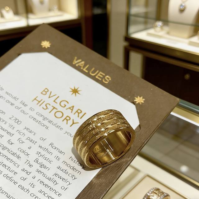 Bulgari necklace in V gold. From the Bulgari Divas' Dream collection, this neckl