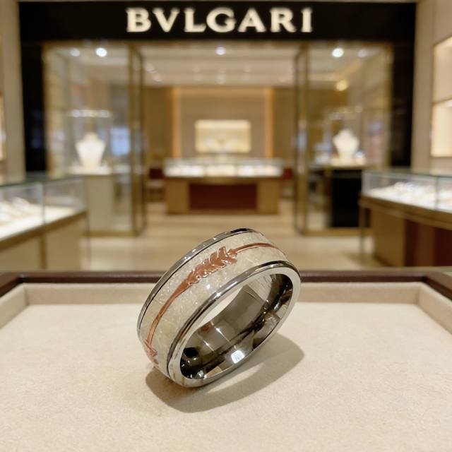 Bulgari necklace in V gold. From the Bulgari Divas' Dream collection, this neckl