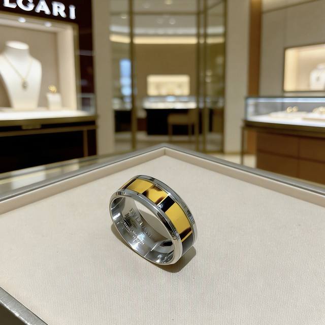 Bulgari necklace in V gold. From the Bulgari Divas' Dream collection, this neckl