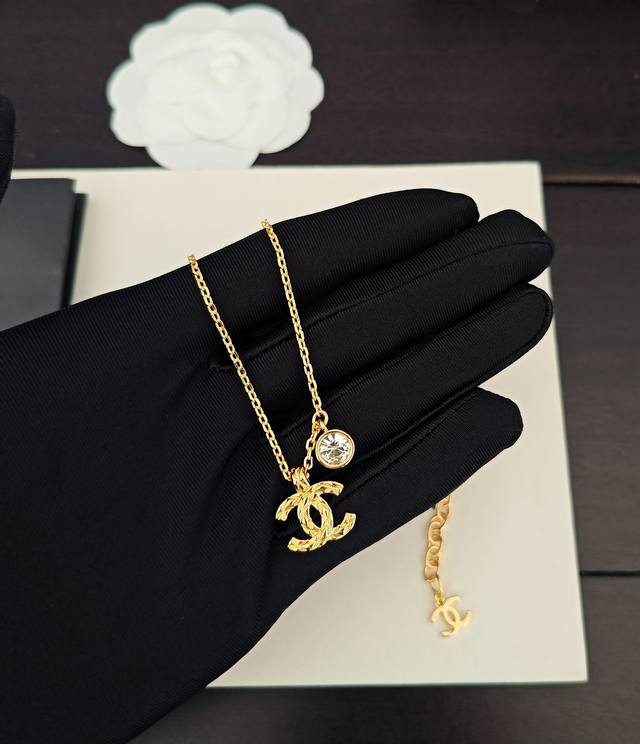 Chanel latest gold checkered Cc white diamond necklace, identical to batch Z, br