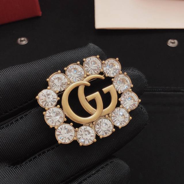 Item No. Gxz0002 Gucc* Latest White Diamond Square Brooch, Batch Z, Brass Materi