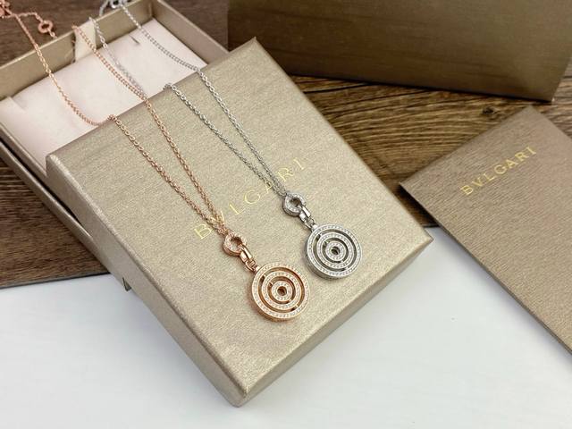Bvlgari lucky charm necklace perfectly replicates the details of the boutique, s