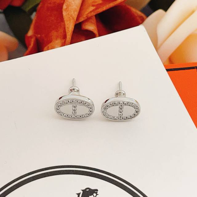 He Mes' latest silver pig nose earrings, made of the same Z batch of brass, are