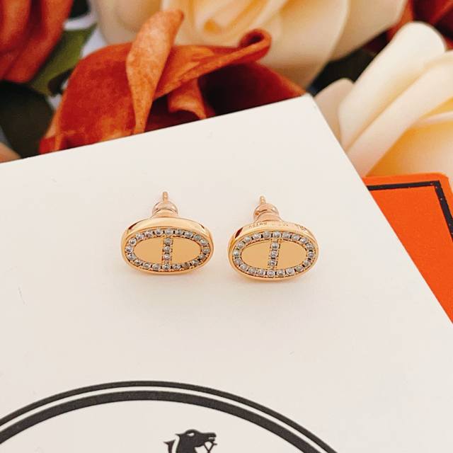 He Mes' latest rose gold pig nose earrings are made of the same Z batch of brass