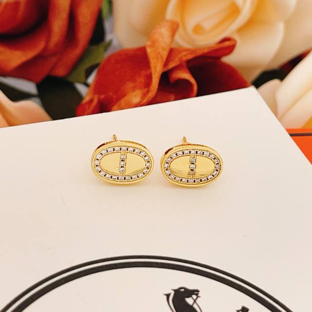 He Mes' latest gold pig nose earrings, made of the same Z batch of brass, are ve