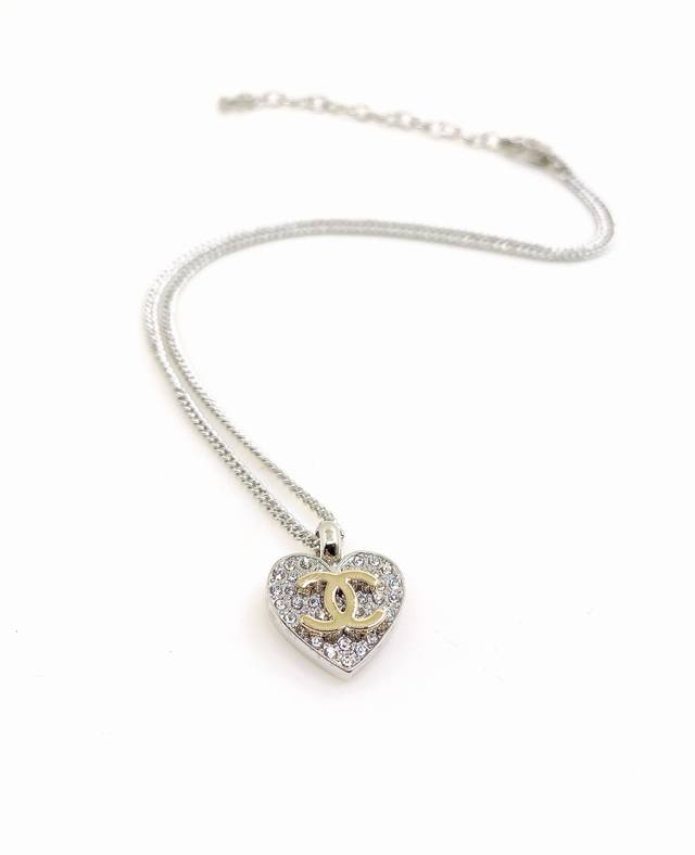 Chanel's latest white gold full diamond heart necklace, identical to batch Z, ma