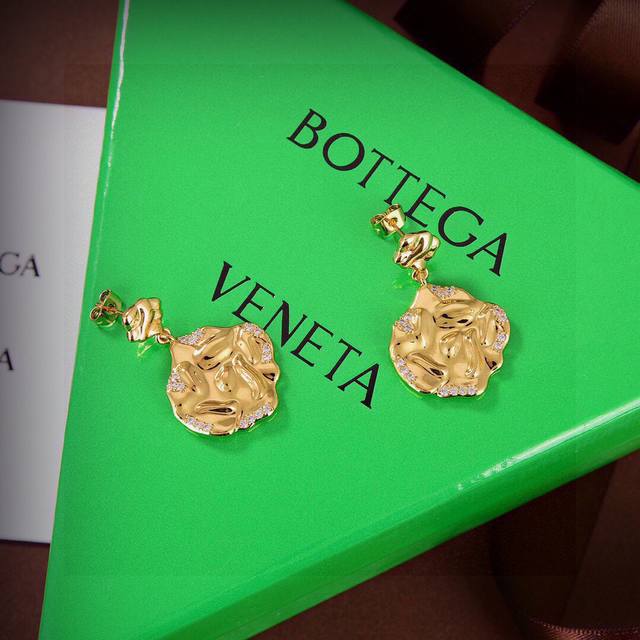 Bv New style earrings with a unique and distinctive design, subverting your impr