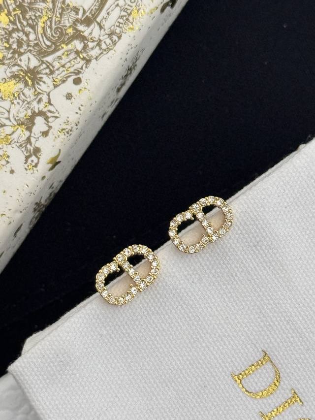 High-quality mini Cd gold diamond stud earrings as pictured. Ciair D Lune 2018 A