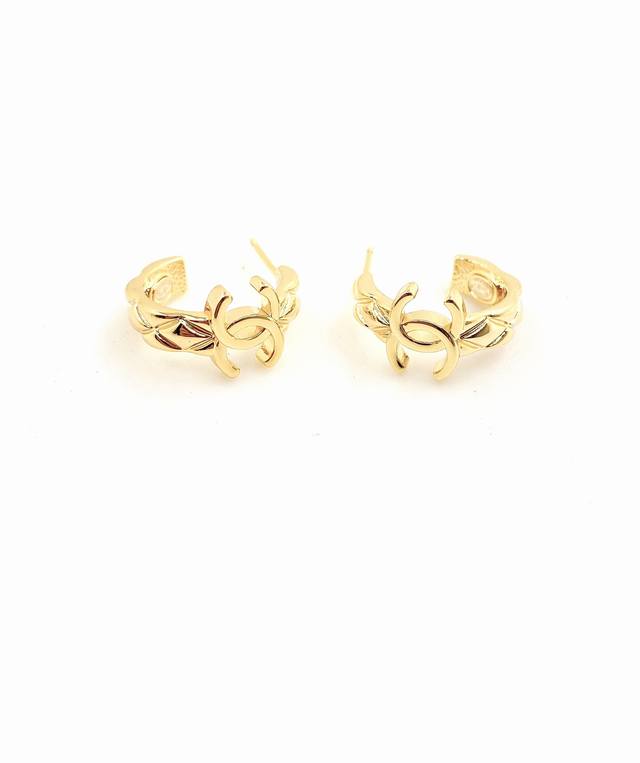 Chanel latest checkered ear hook, same batch Z, brass material DDD