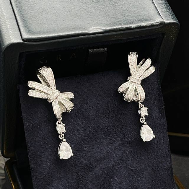 Graff's latest silver marquise diamond bow earrings, made of the same Z batch br