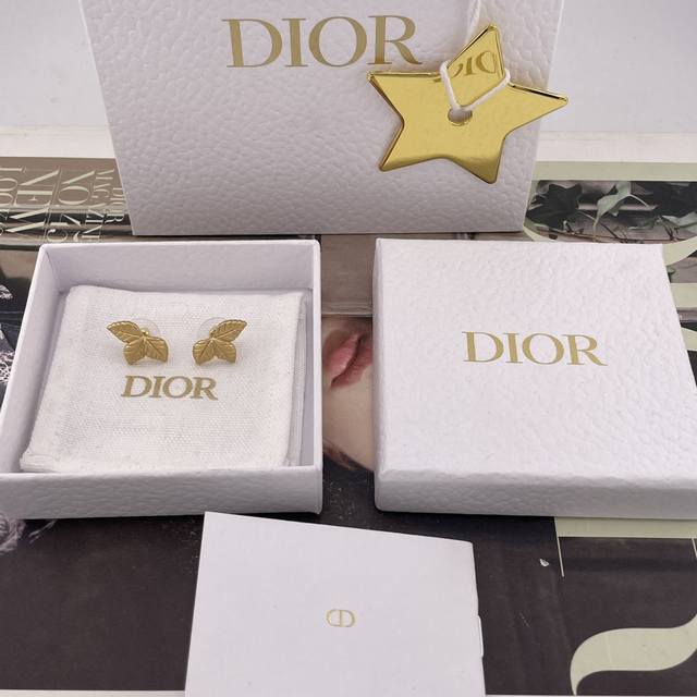 Our D Gold Leaf Earrings from the Dor Vintage series are increasingly beautiful