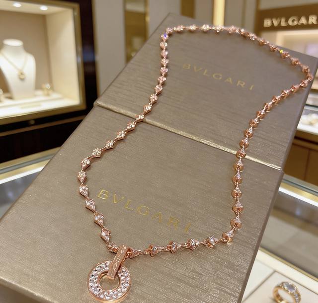 Bulgari necklace in V-gold. From the Bulgari Divas' Dream collection, this neckl
