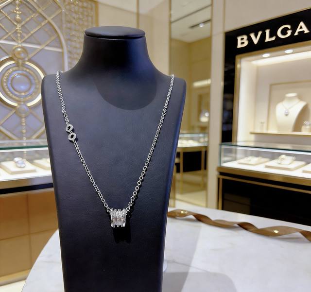 Bulgari necklace in V gold. From the Bulgari Divas' Dream collection, this neckl