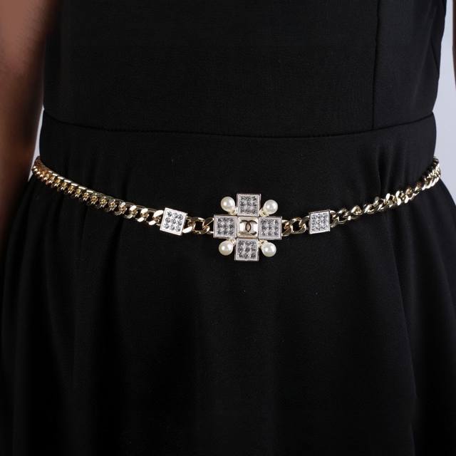 This new Chanel waist chain is exquisitely crafted in every detail. The design i