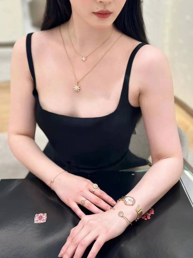 We produce an eight-pointed star necklace, customizable with genuine gold and di