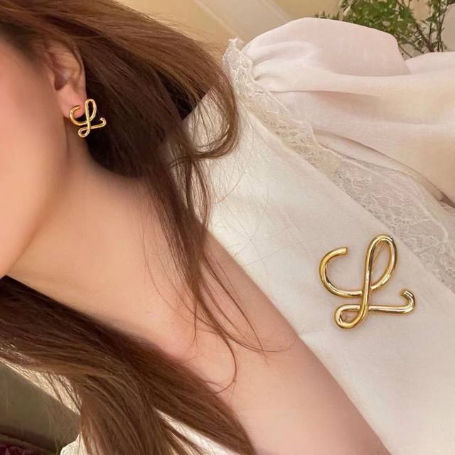 L0Ewe brooch, exquisite and durable with a metallic feel, made of the same batch