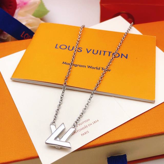 Item No. Lxl0074 Lv* Latest style silver polished V-shaped necklace, consistent