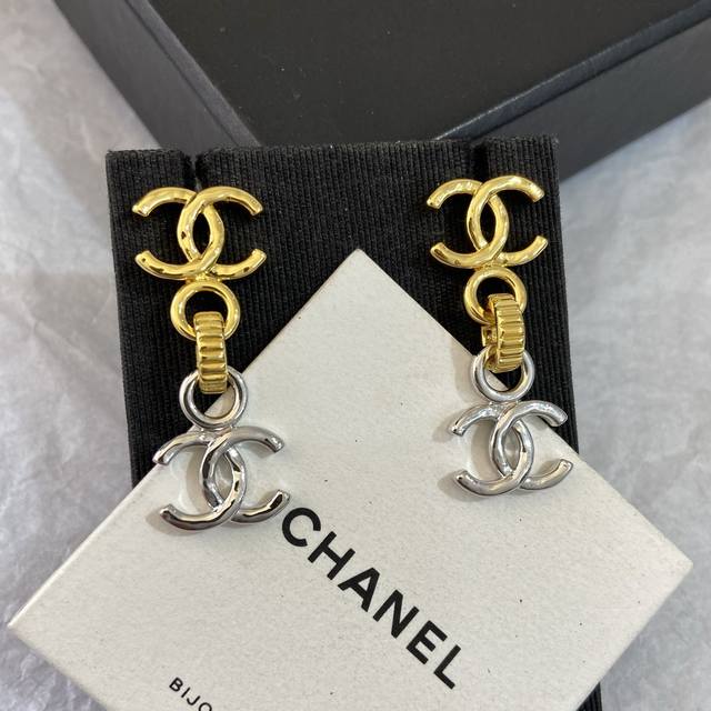 Xe1046 Two-tone double C earrings 26p Newest style! First to be discovered onlin