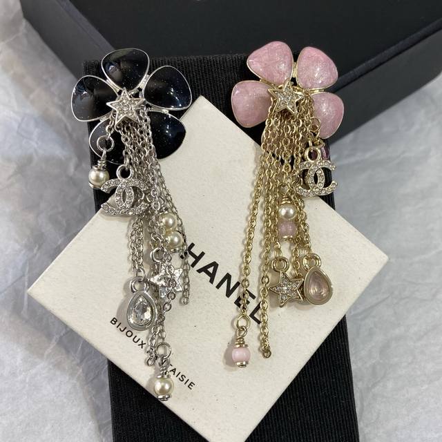 Xe1042 Chanel 26C Camellia Tassel Earrings These earrings combine pearls, stars,