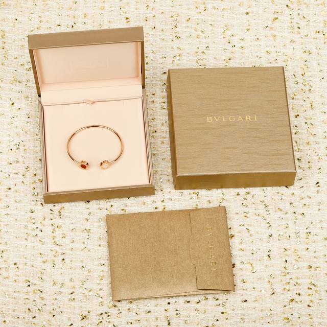 250903 We produce round bangle bracelets, customizable with genuine gold and dia