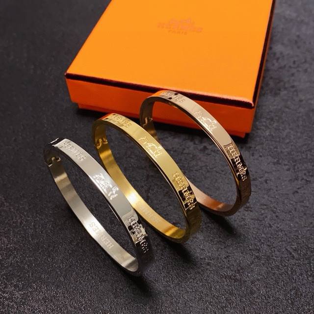 New Hermes monogrammed bracelet, 14K gold, exquisite craftsmanship, color-preser