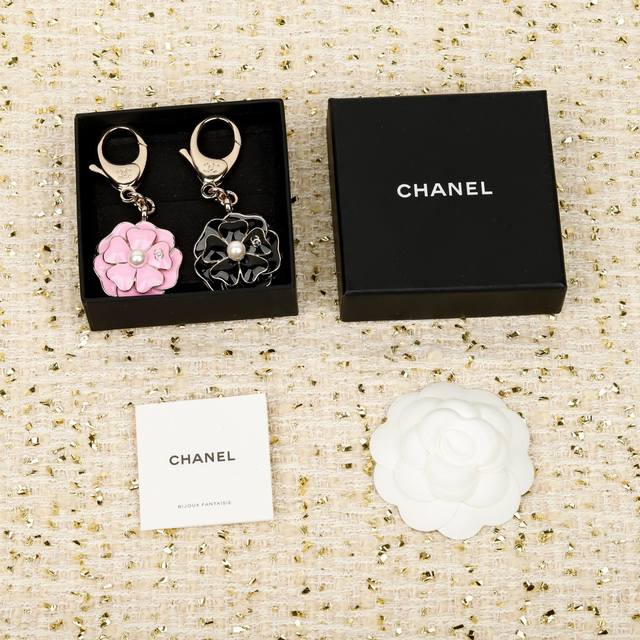 250892 We produce Zp7800! Bulk inquiries welcome. Black and pink camellia pendan