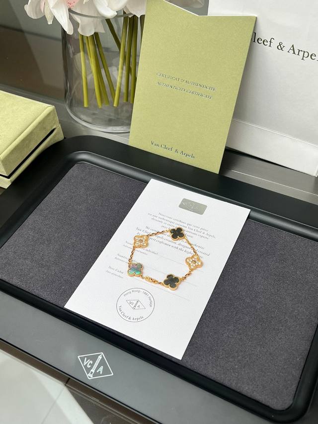 Exquisite Van Cleef & Arpels Boutique New Arrival! VCA Four-Leaf Clover Half-Flo