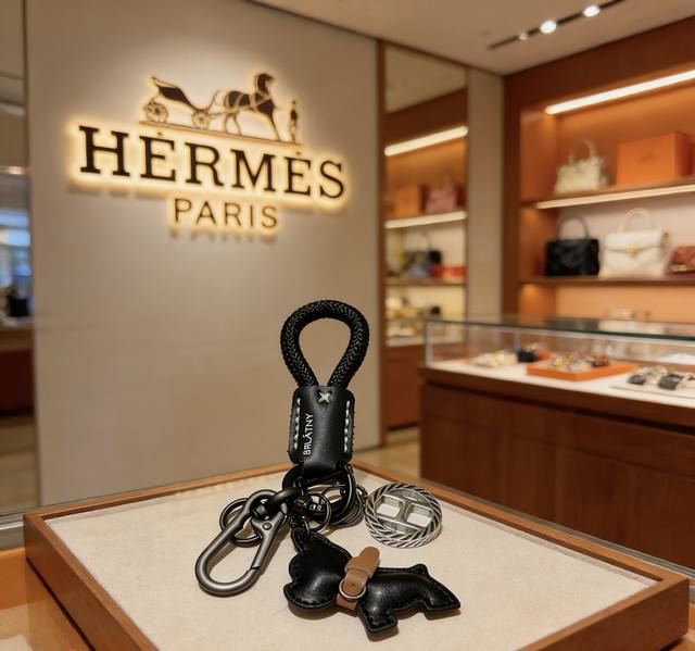 New Hermes keychain, thickened platinum version. High-end craftsmanship, the sam