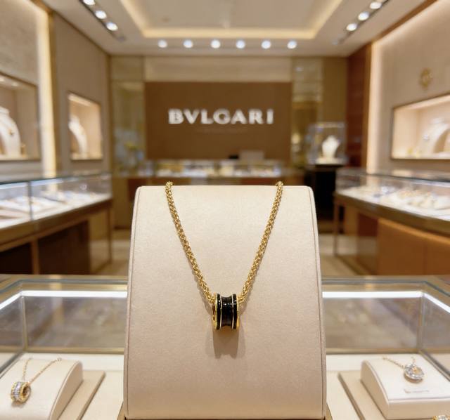 Bulgari necklace in V gold. From the Bulgari Divas' Dream collection, this neckl
