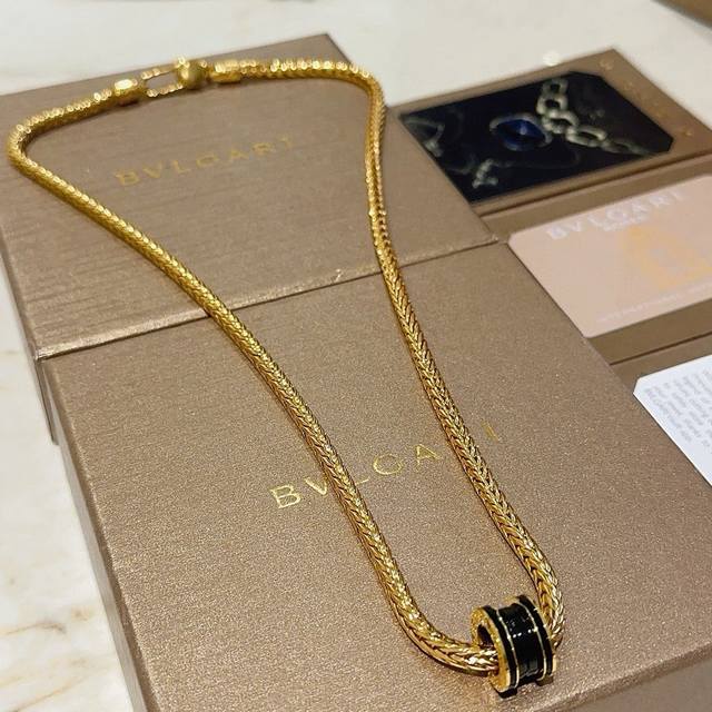 Bulgari necklace in V gold. From the Bulgari Divas' Dream collection, this neckl